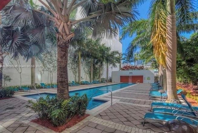 Active With Contract: $2,200 (1 beds, 1 baths, 632 Square Feet)