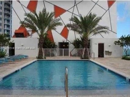 Active With Contract: $2,200 (1 beds, 1 baths, 632 Square Feet)