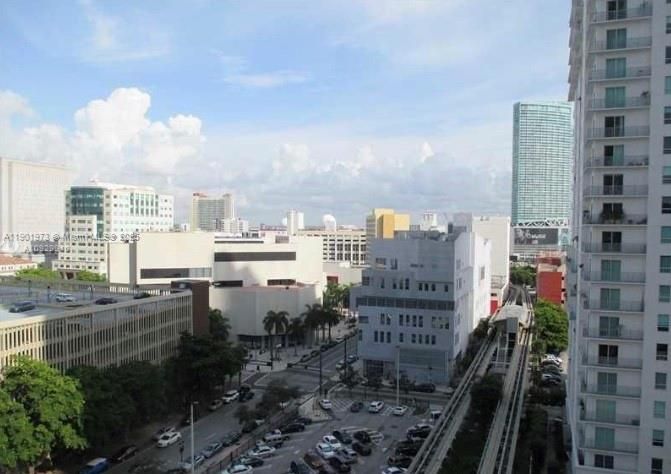 Active With Contract: $2,200 (1 beds, 1 baths, 632 Square Feet)