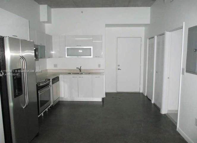 Active With Contract: $2,200 (1 beds, 1 baths, 632 Square Feet)