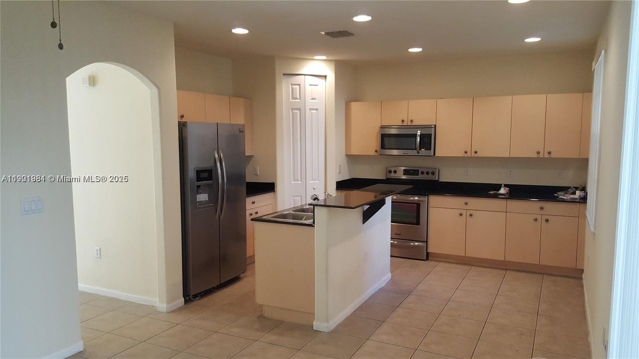 For Rent: $2,800 (3 beds, 2 baths, 1669 Square Feet)