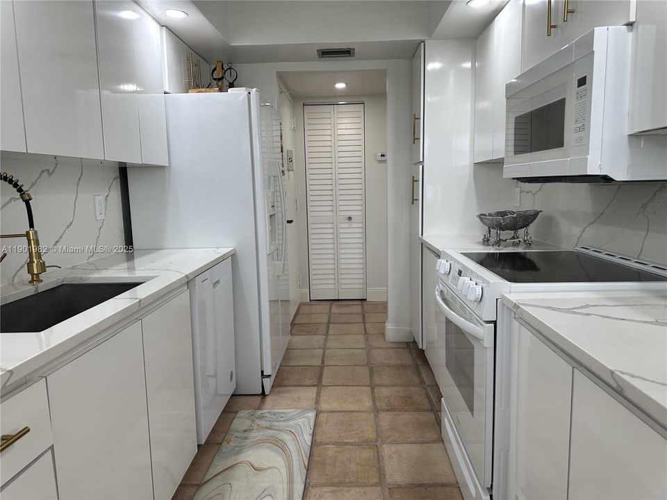 For Sale: $249,000 (2 beds, 2 baths, 1120 Square Feet)