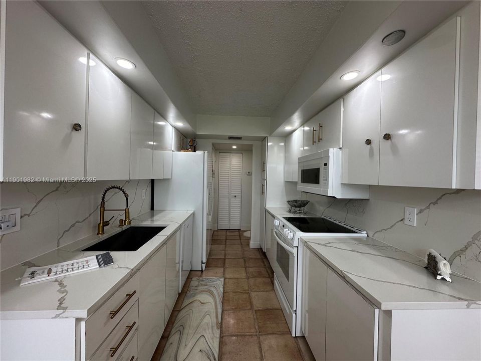 For Sale: $249,000 (2 beds, 2 baths, 1120 Square Feet)