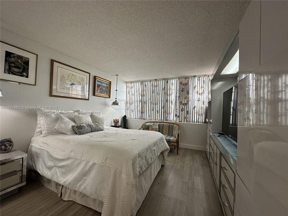 For Sale: $249,000 (2 beds, 2 baths, 1120 Square Feet)