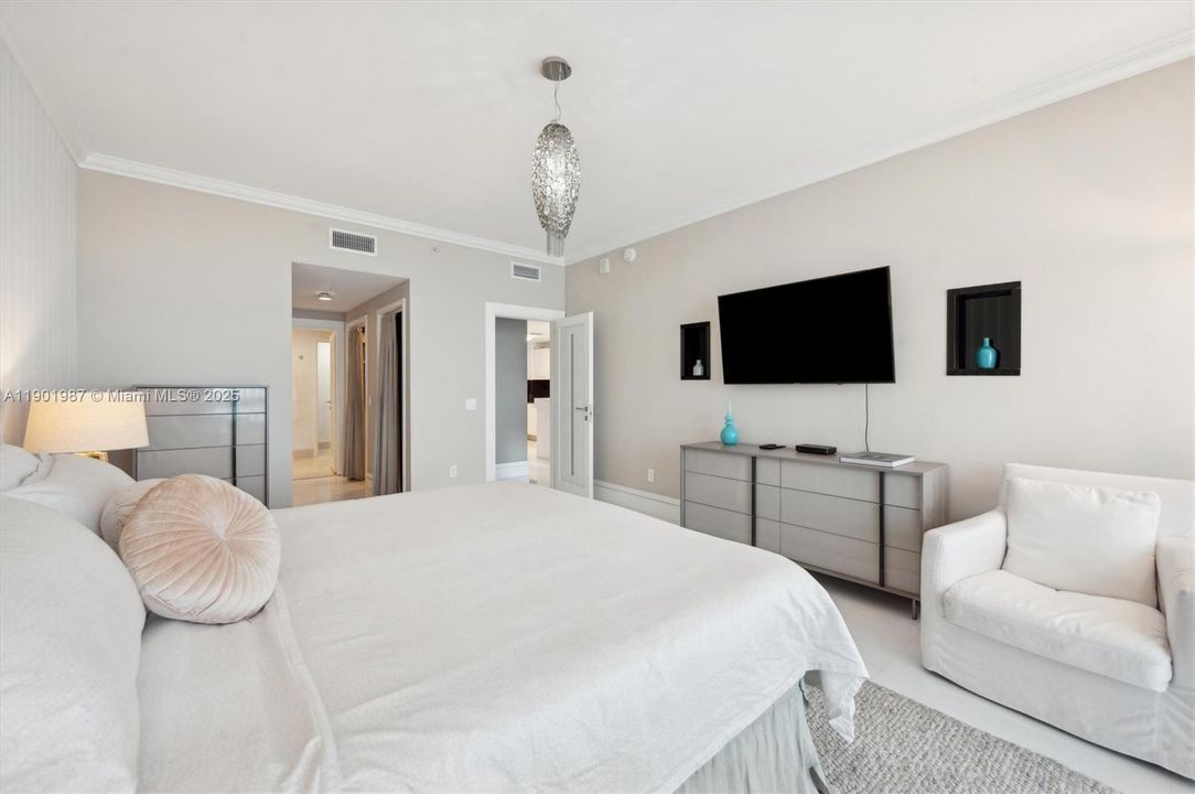 For Sale: $3,499,000 (3 beds, 3 baths, 2050 Square Feet)