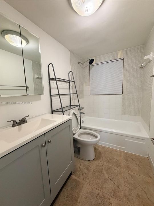 Recently Rented: $1,700 (1 beds, 1 baths, 715 Square Feet)
