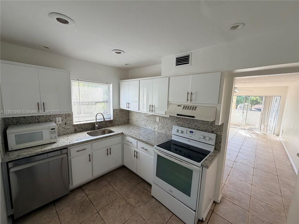 Recently Rented: $1,700 (1 beds, 1 baths, 715 Square Feet)