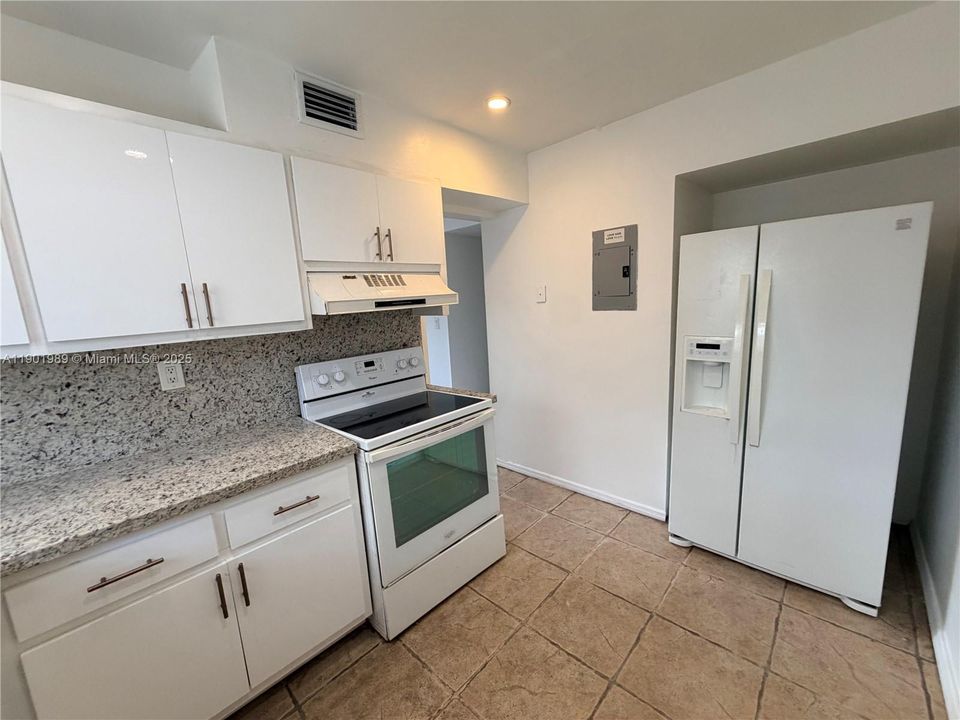 Recently Rented: $1,700 (1 beds, 1 baths, 715 Square Feet)