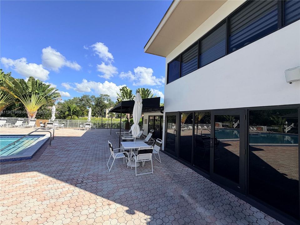 Recently Rented: $1,700 (1 beds, 1 baths, 715 Square Feet)