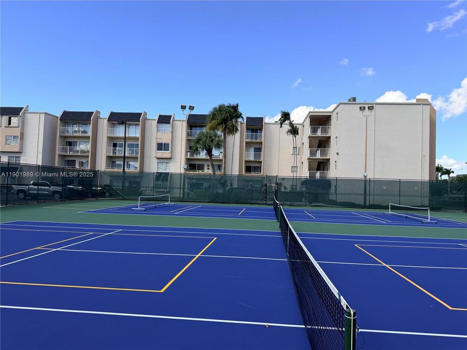 Recently Rented: $1,700 (1 beds, 1 baths, 715 Square Feet)