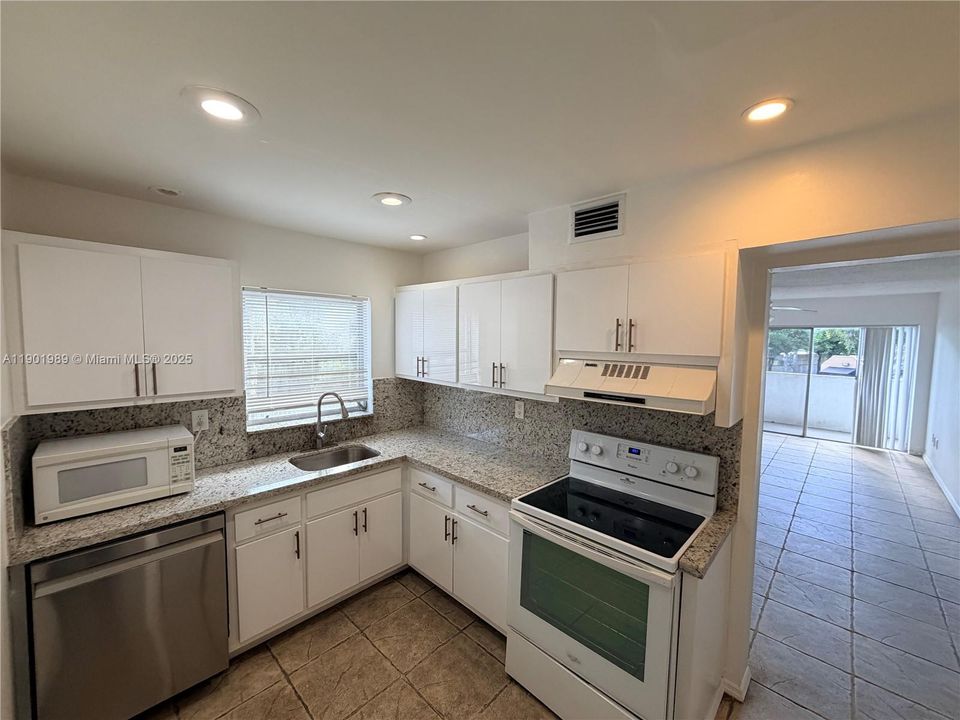 Recently Rented: $1,700 (1 beds, 1 baths, 715 Square Feet)