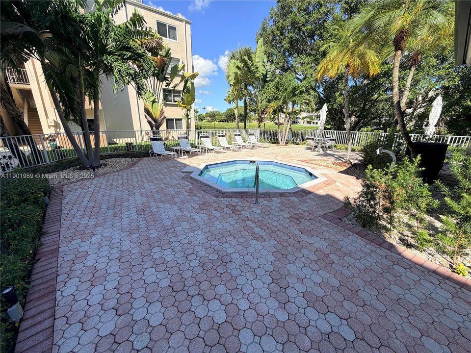 Recently Rented: $1,700 (1 beds, 1 baths, 715 Square Feet)