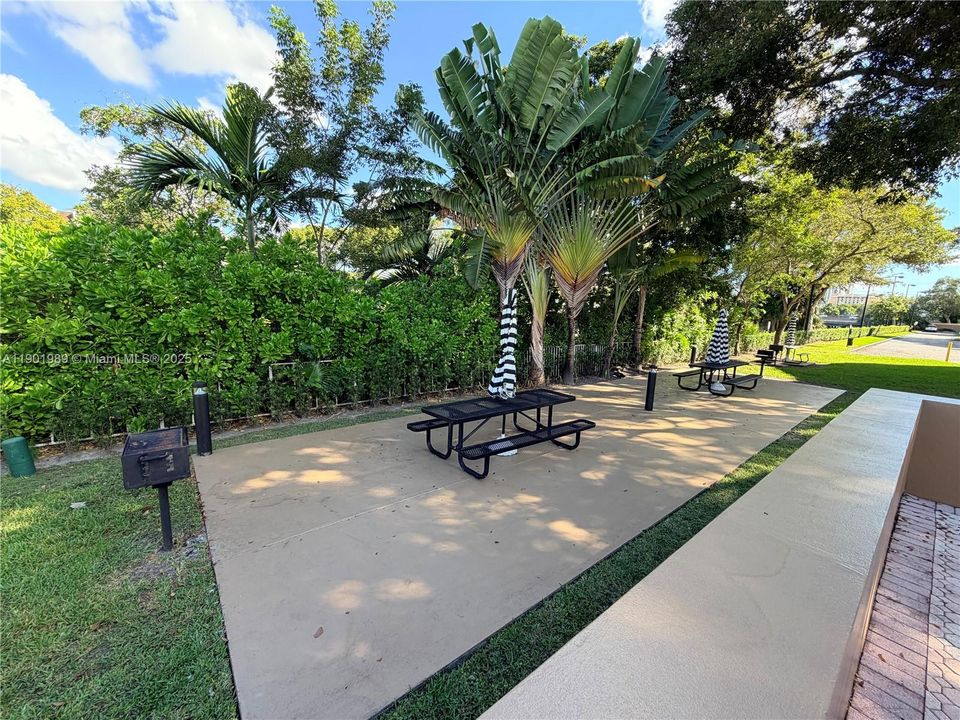 Recently Rented: $1,700 (1 beds, 1 baths, 715 Square Feet)