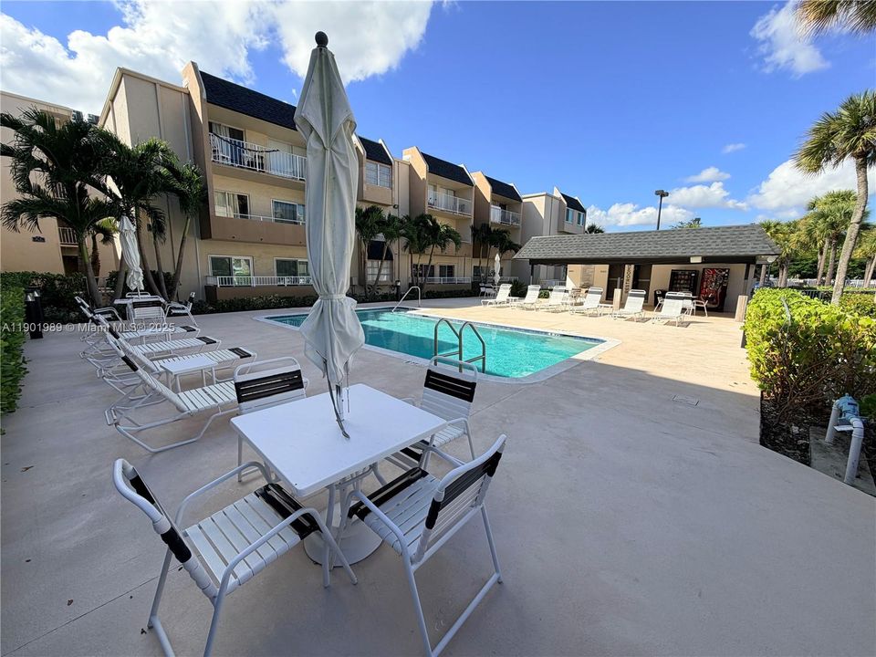 Recently Rented: $1,700 (1 beds, 1 baths, 715 Square Feet)