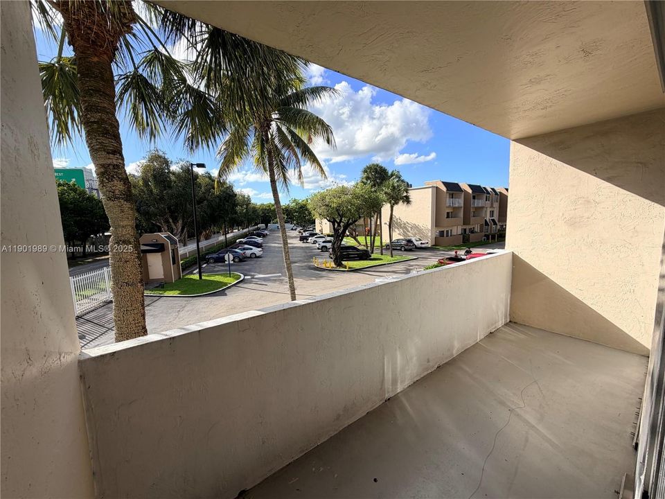 Recently Rented: $1,700 (1 beds, 1 baths, 715 Square Feet)