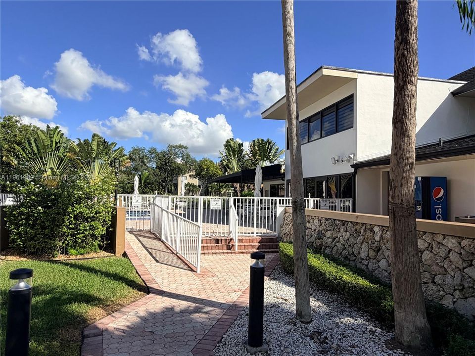 Recently Rented: $1,700 (1 beds, 1 baths, 715 Square Feet)