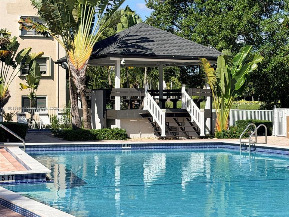 Recently Rented: $1,700 (1 beds, 1 baths, 715 Square Feet)