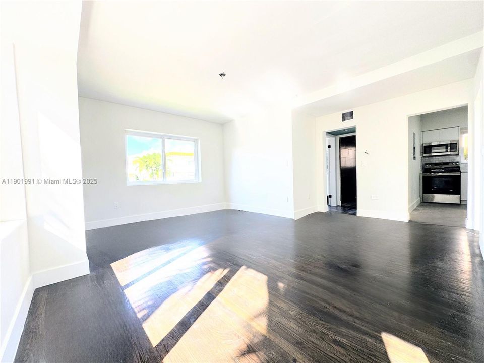 For Rent: $2,100 (1 beds, 1 baths, 605 Square Feet)