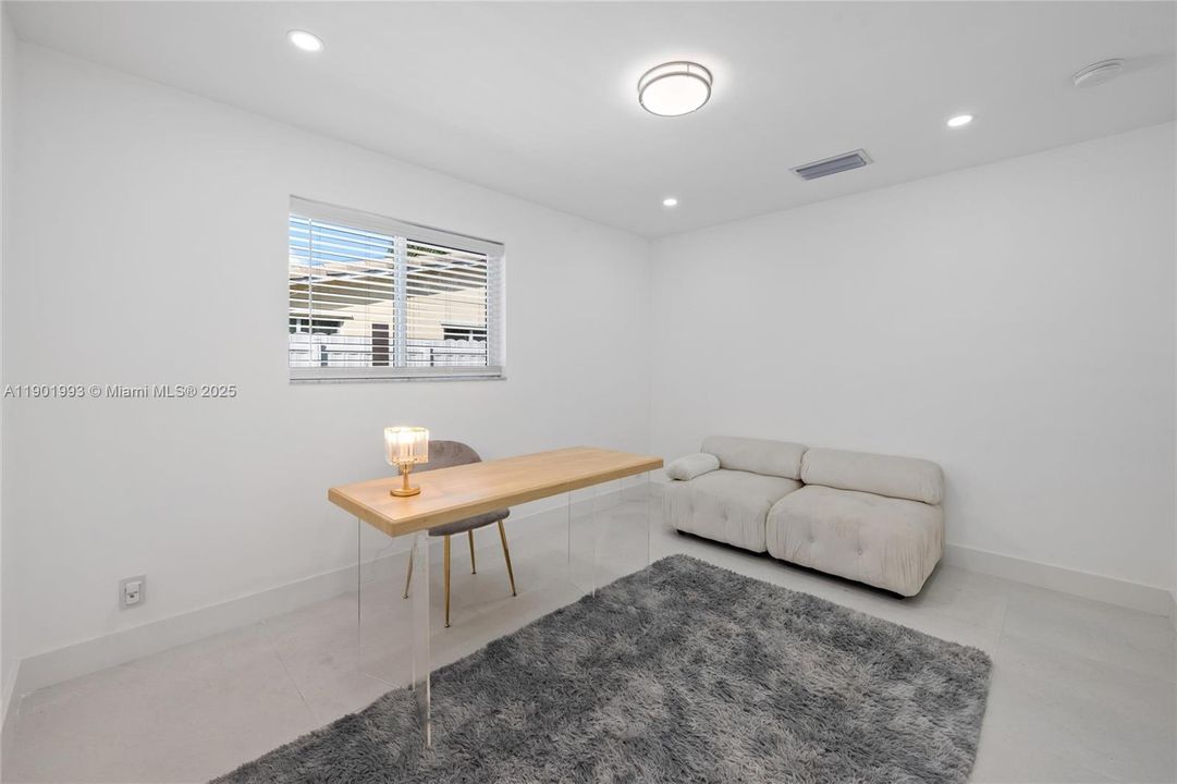 Activo con contrato: $885,000 (4 camas, 3 baños, 1919 Pies cuadrados)