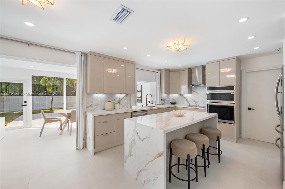 Activo con contrato: $885,000 (4 camas, 3 baños, 1919 Pies cuadrados)