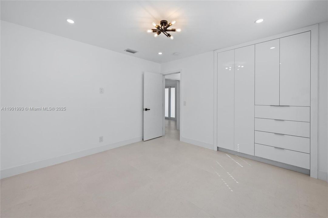 Activo con contrato: $885,000 (4 camas, 3 baños, 1919 Pies cuadrados)