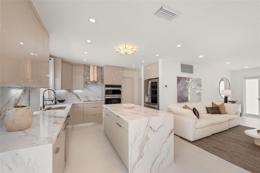 Activo con contrato: $885,000 (4 camas, 3 baños, 1919 Pies cuadrados)