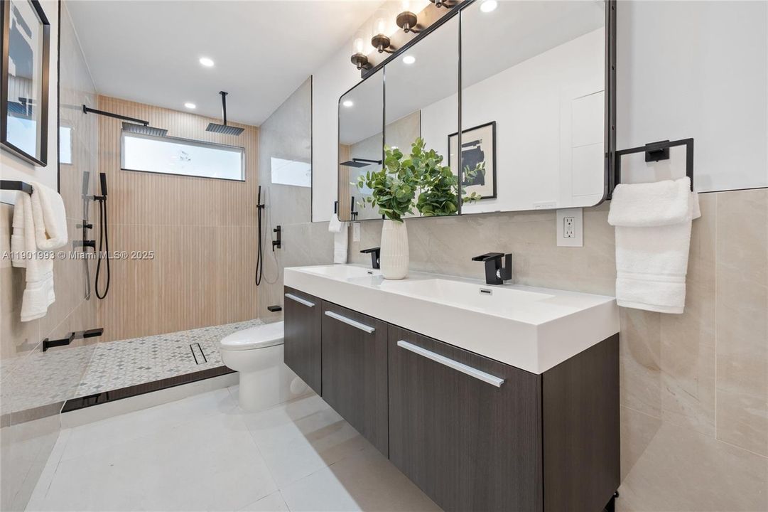 Activo con contrato: $885,000 (4 camas, 3 baños, 1919 Pies cuadrados)