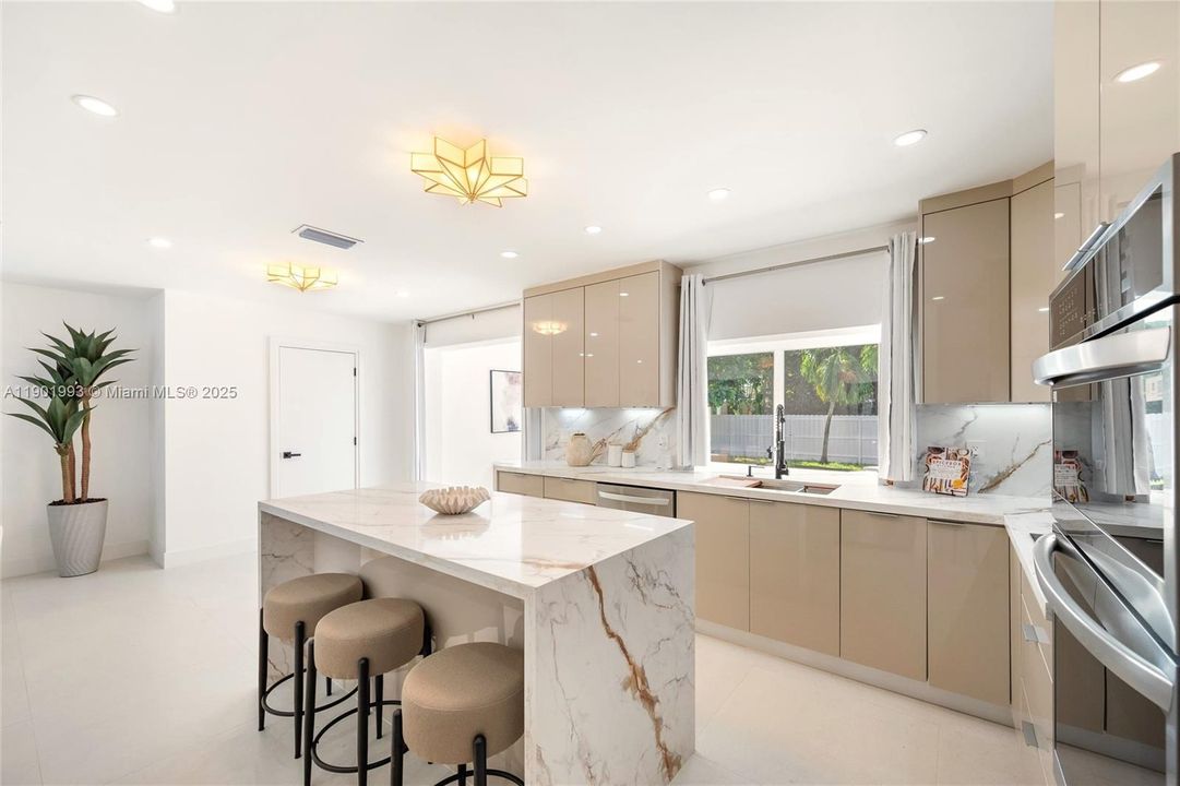 Activo con contrato: $885,000 (4 camas, 3 baños, 1919 Pies cuadrados)