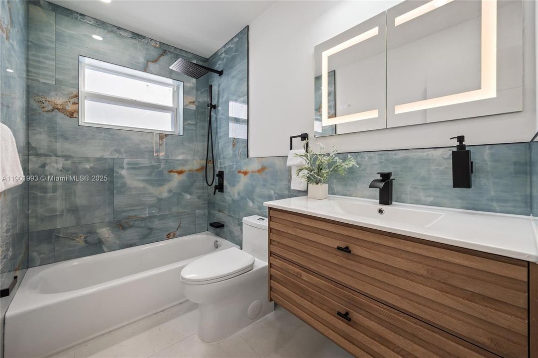 Activo con contrato: $885,000 (4 camas, 3 baños, 1919 Pies cuadrados)