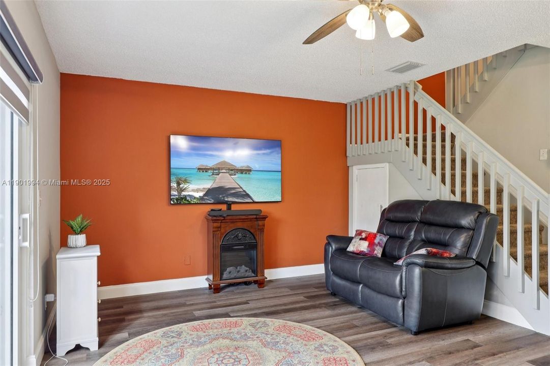 待售: $450,000 (3 贝兹, 2 浴室, 1361 平方英尺)