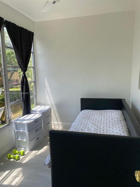 For Sale: $105,000 (1 beds, 1 baths, 684 Square Feet)