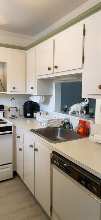 For Sale: $105,000 (1 beds, 1 baths, 684 Square Feet)