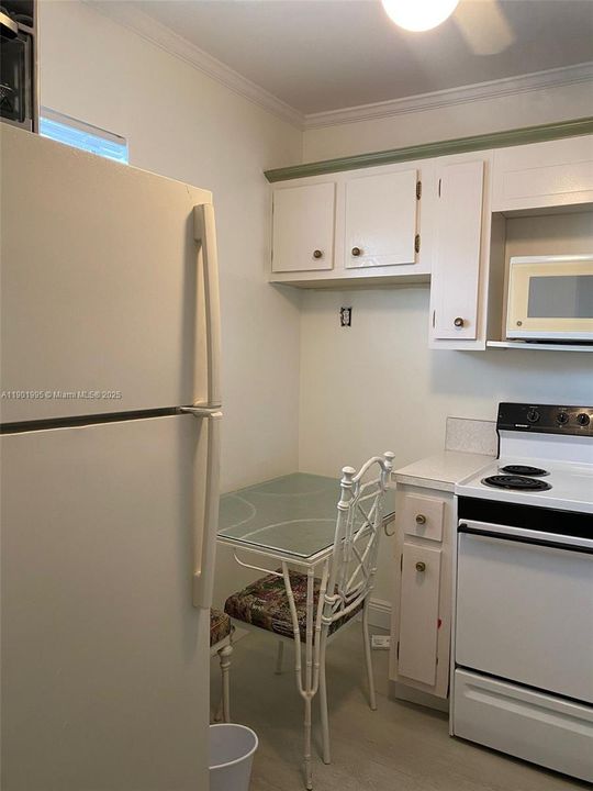 For Sale: $105,000 (1 beds, 1 baths, 684 Square Feet)