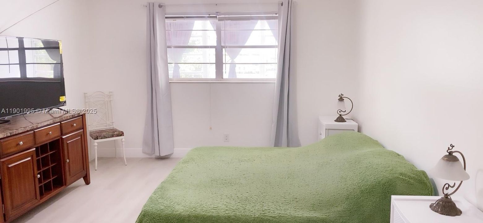 For Sale: $105,000 (1 beds, 1 baths, 684 Square Feet)