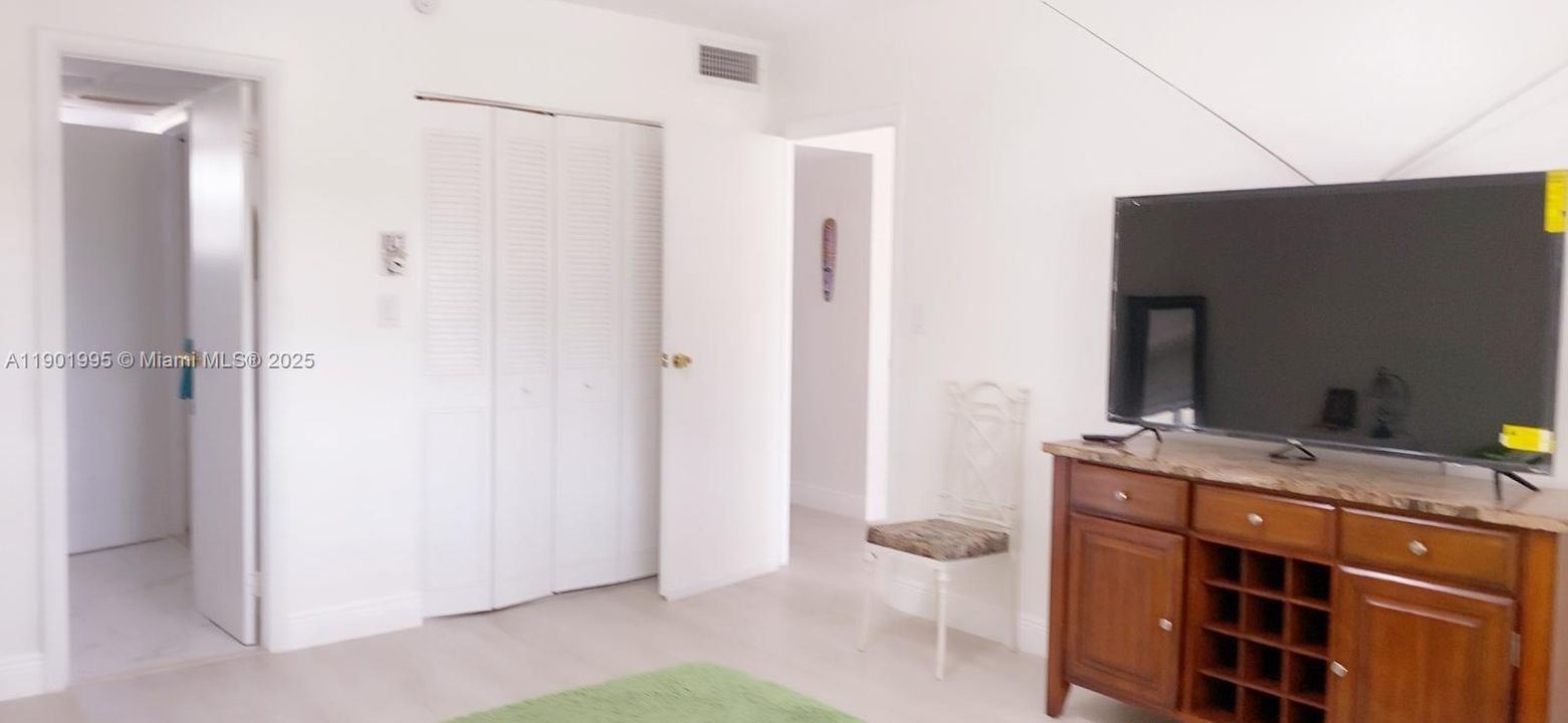 For Sale: $105,000 (1 beds, 1 baths, 684 Square Feet)