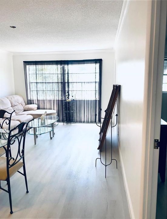 For Sale: $105,000 (1 beds, 1 baths, 684 Square Feet)