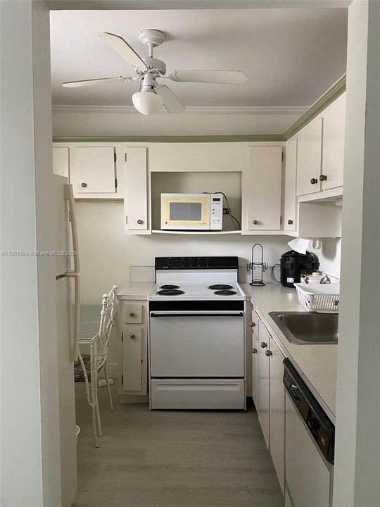 For Sale: $105,000 (1 beds, 1 baths, 684 Square Feet)