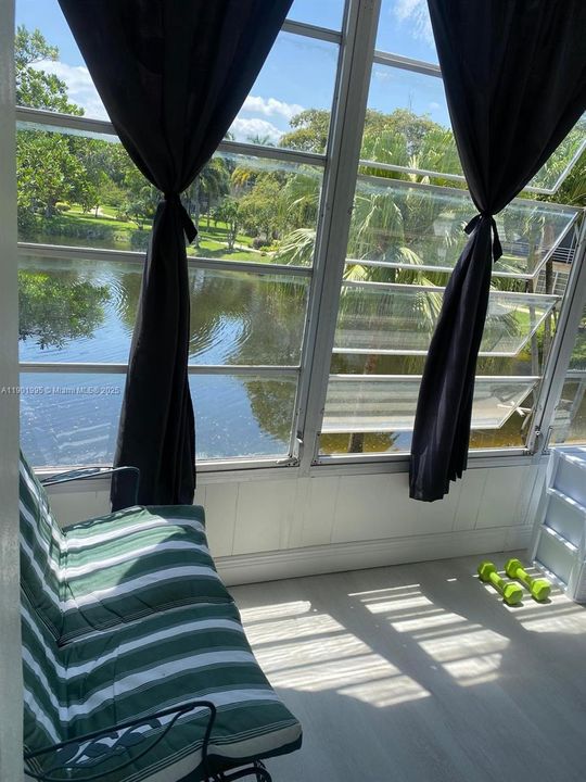 For Sale: $105,000 (1 beds, 1 baths, 684 Square Feet)