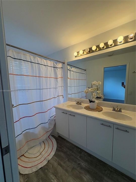 Под контрактом: $4,300 (4 спален, 3 ванн, 2088 Квадратных фут)