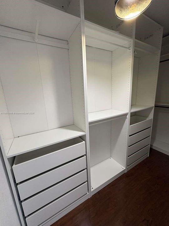 Под контрактом: $4,300 (4 спален, 3 ванн, 2088 Квадратных фут)