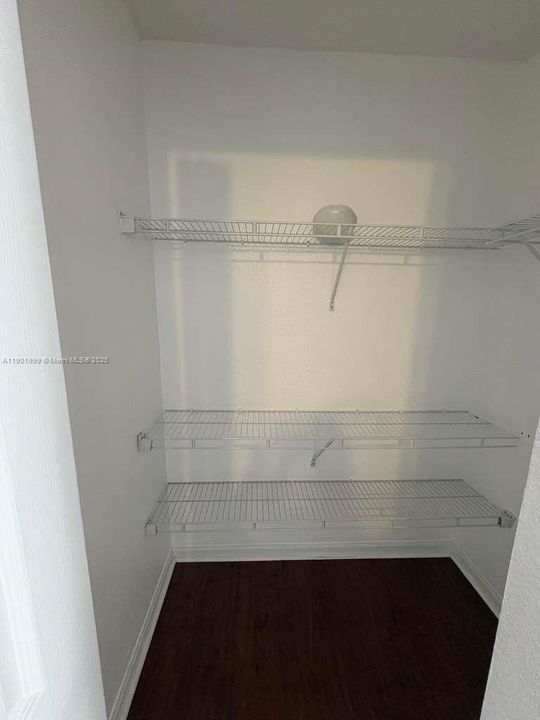 Под контрактом: $4,300 (4 спален, 3 ванн, 2088 Квадратных фут)