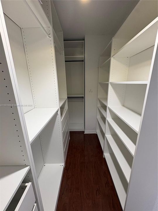 Под контрактом: $4,300 (4 спален, 3 ванн, 2088 Квадратных фут)