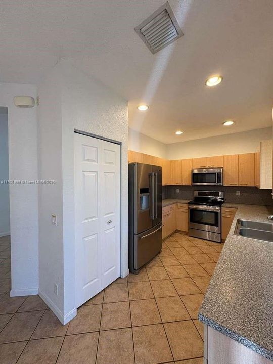 Под контрактом: $4,300 (4 спален, 3 ванн, 2088 Квадратных фут)