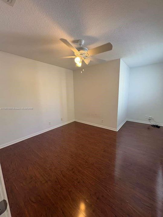 Под контрактом: $4,300 (4 спален, 3 ванн, 2088 Квадратных фут)