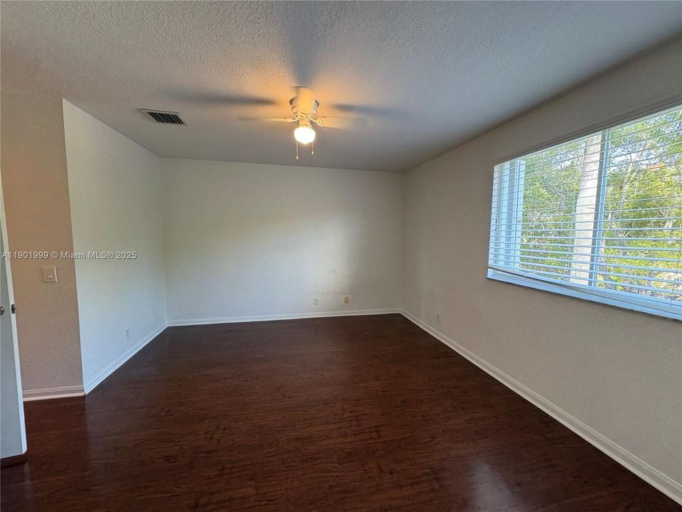 Под контрактом: $4,300 (4 спален, 3 ванн, 2088 Квадратных фут)