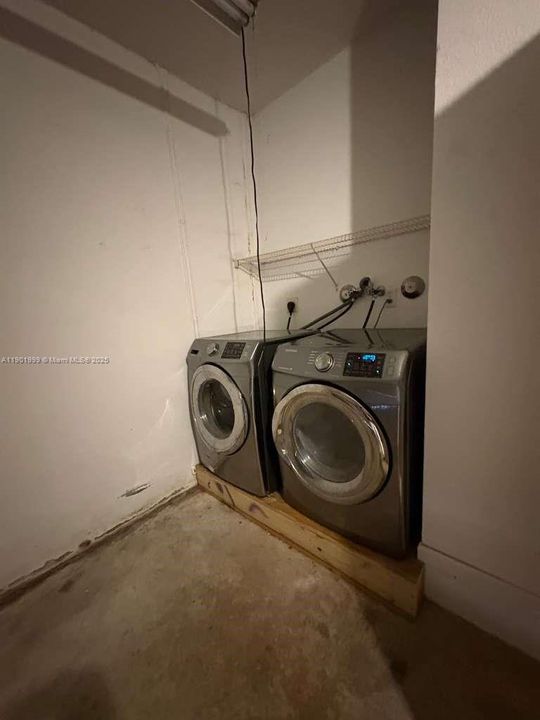 Под контрактом: $4,300 (4 спален, 3 ванн, 2088 Квадратных фут)