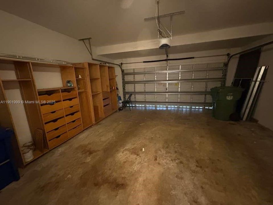 Под контрактом: $4,300 (4 спален, 3 ванн, 2088 Квадратных фут)