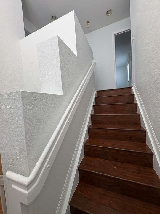 Под контрактом: $4,300 (4 спален, 3 ванн, 2088 Квадратных фут)