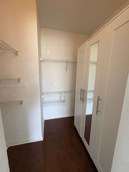 Под контрактом: $4,300 (4 спален, 3 ванн, 2088 Квадратных фут)