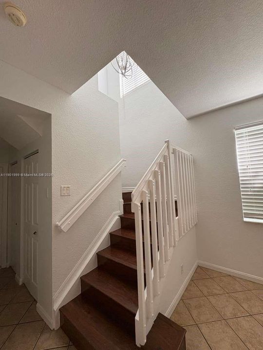 Под контрактом: $4,300 (4 спален, 3 ванн, 2088 Квадратных фут)